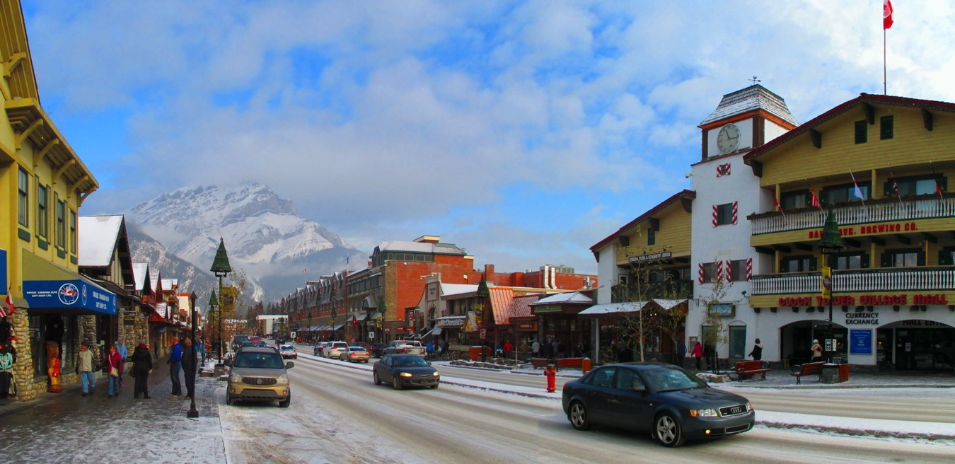 Die Main Street in Banff.