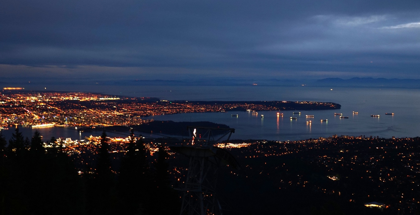 Blick vom Grouse Mountain auf Vancouver bei Nacht.