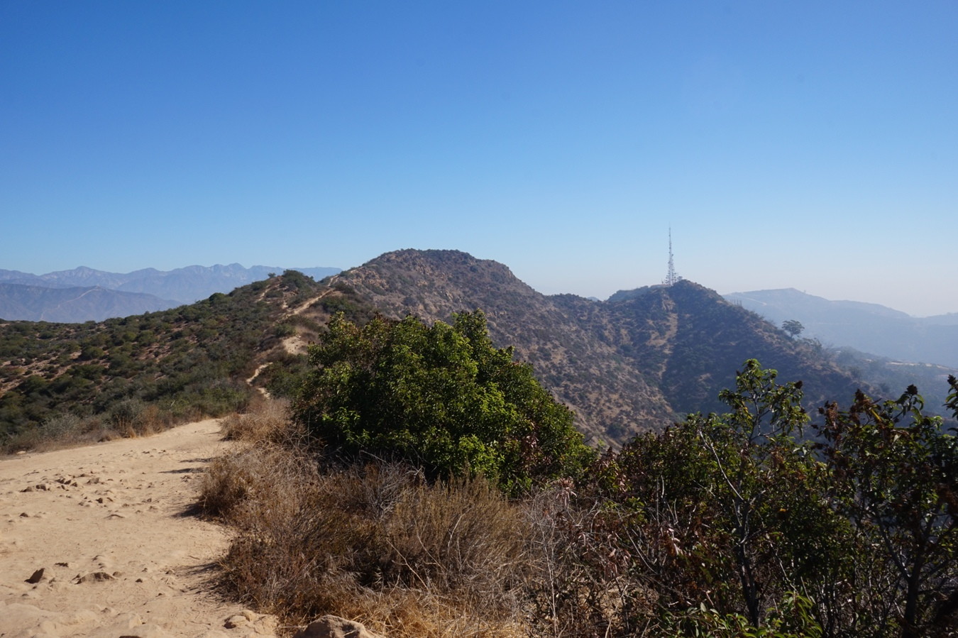 Der Aileen Getty Ridge Trail in den Hollywood Hills.