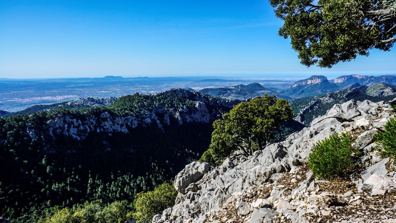 Eine Pause am Puig de Massanella mit Blick über das mallorquinische Tiefland.