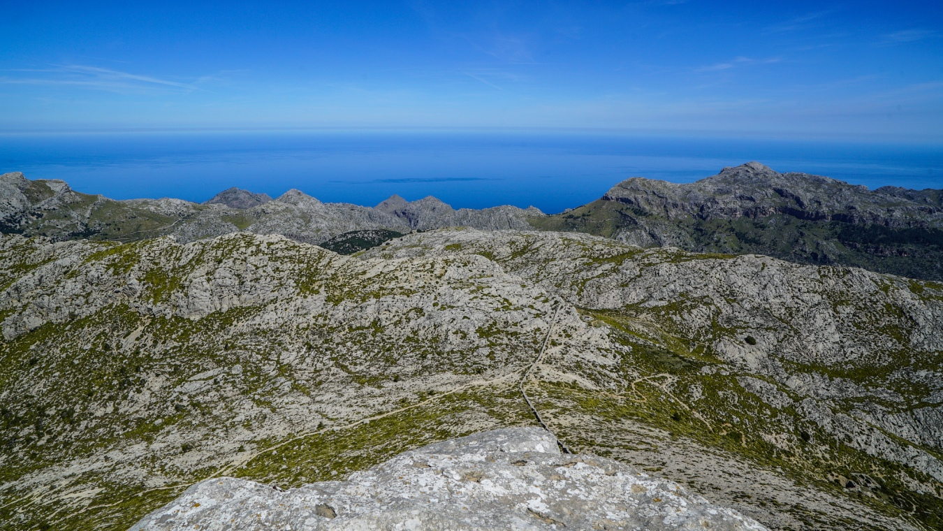 Der Blick vom Puig de Massanella über die Berge des Tramuntana-Gebirges.