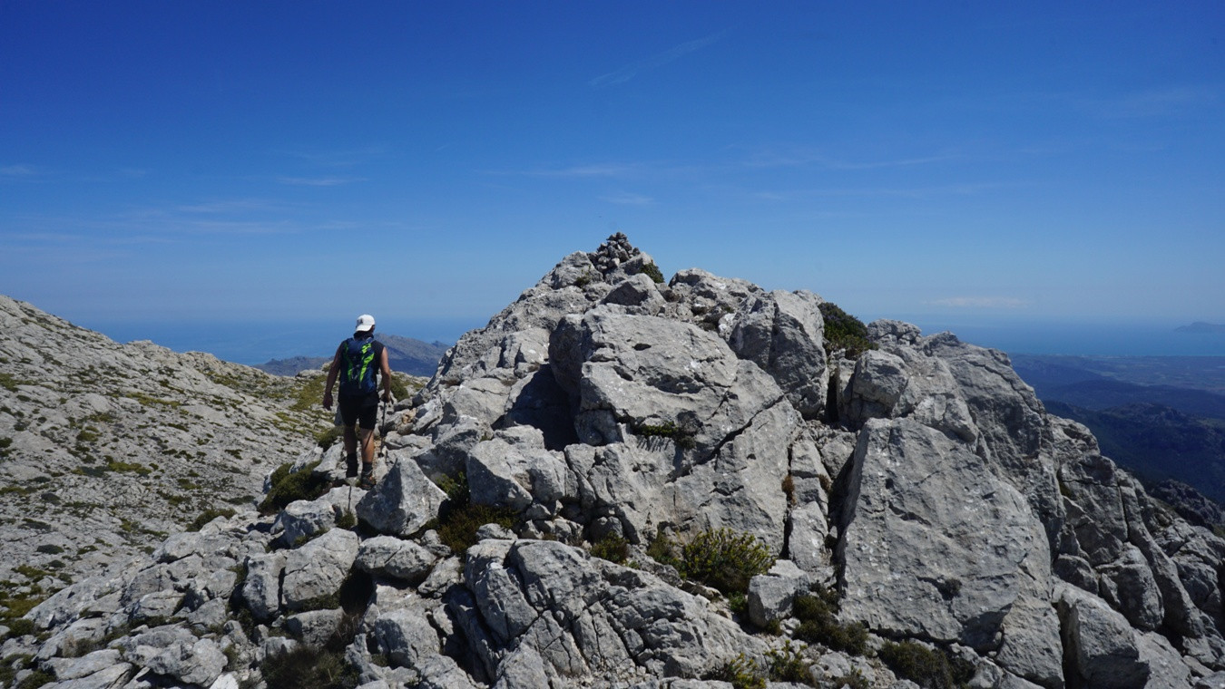 Der Weg zum Südgipfel des Puig de Massanella im Tramuntana-Gebirge.