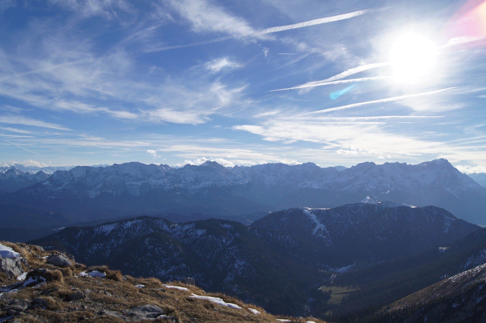 Der Blick vom Krottenkopf auf das Wettersteingebirge.