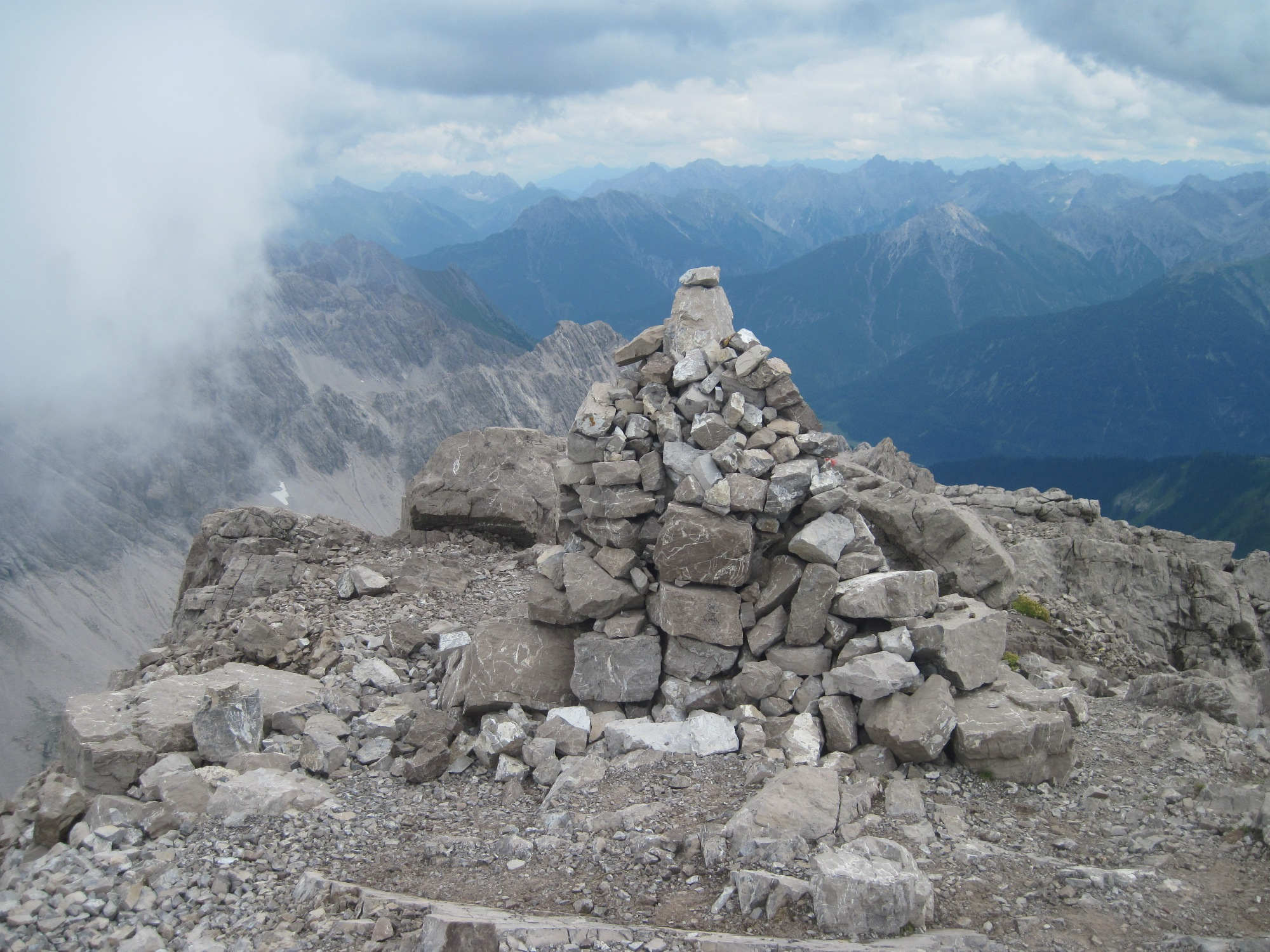 Ein Steinmann auf dem Gipfel des Großen Krottenkopf.
