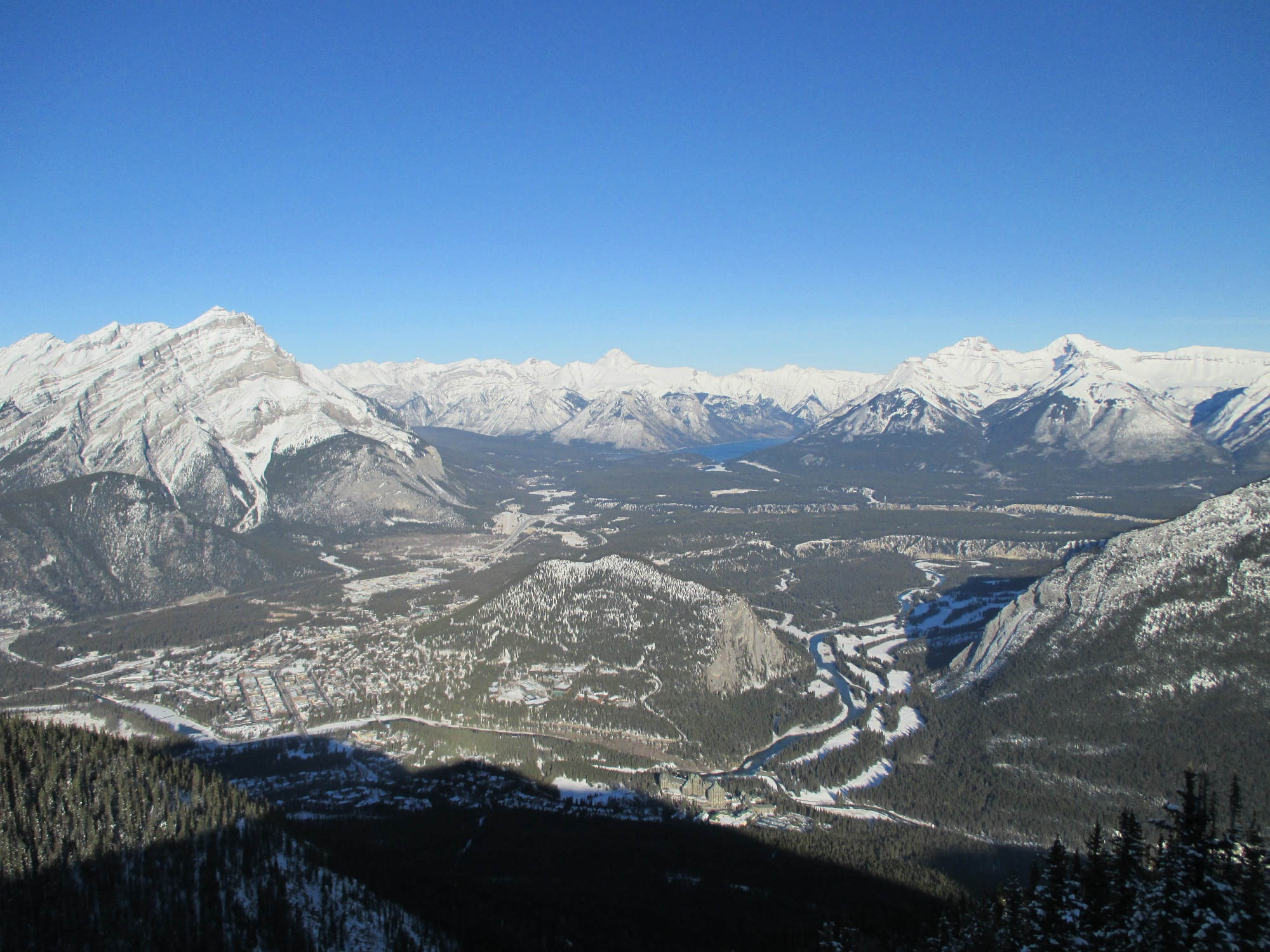Der Blick vom Sanson Peak auf den Cascade Mountain und Banff.