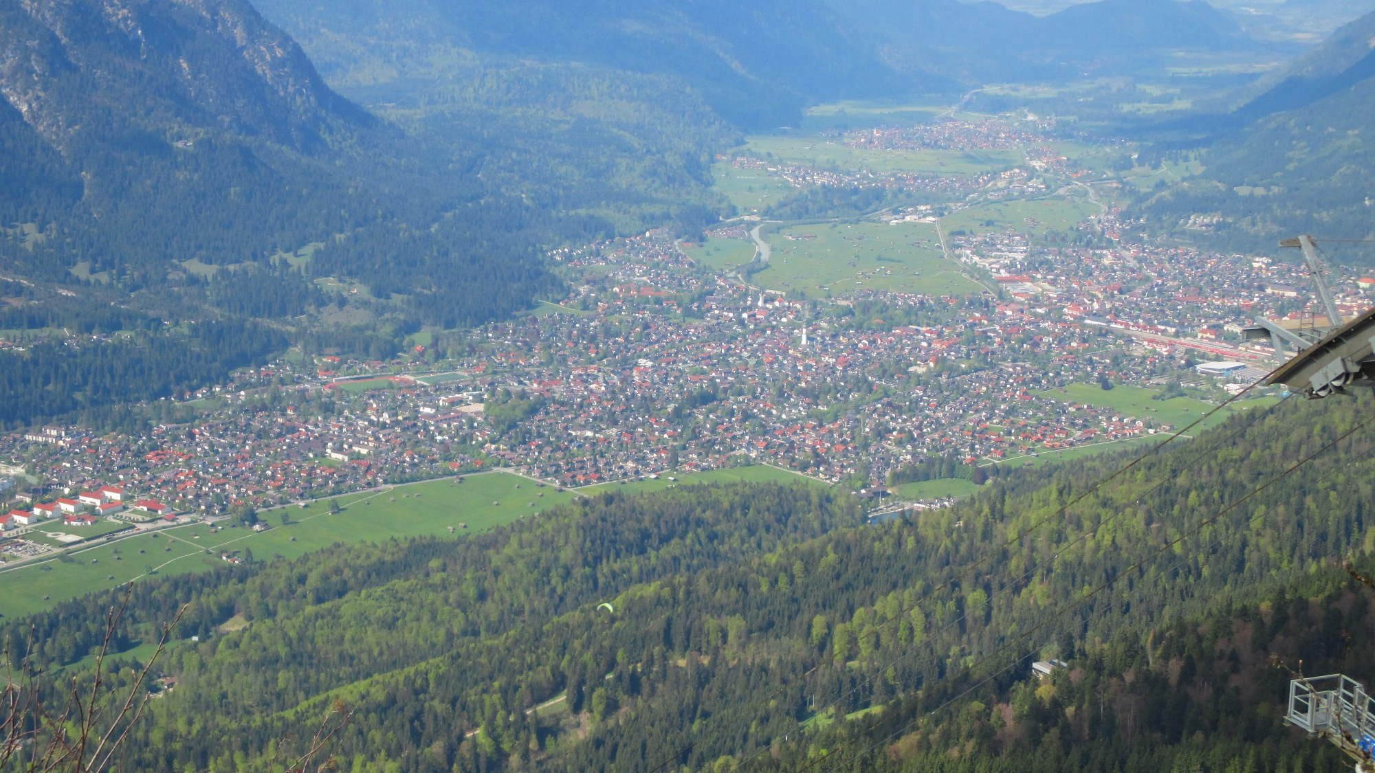 Blick vom Kreuzeck auf Garmisch-Partenkirchen.