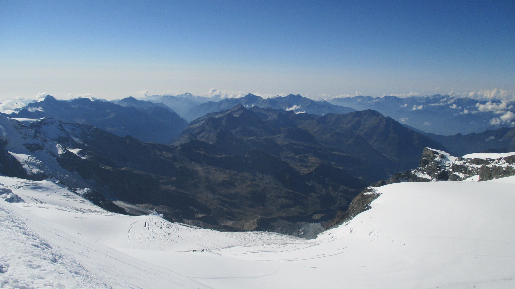 Blick vom Breithorn auf die italienischen Alpen.