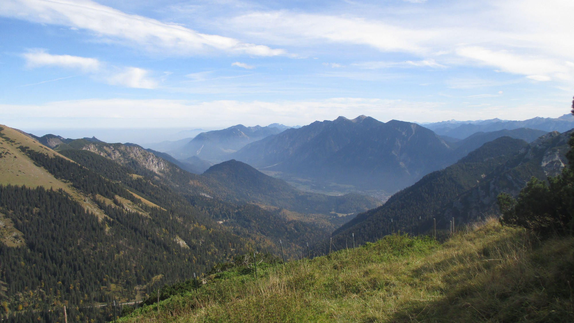 Der Blick vom Hirschbichel nach Osten zum Estergebirge.