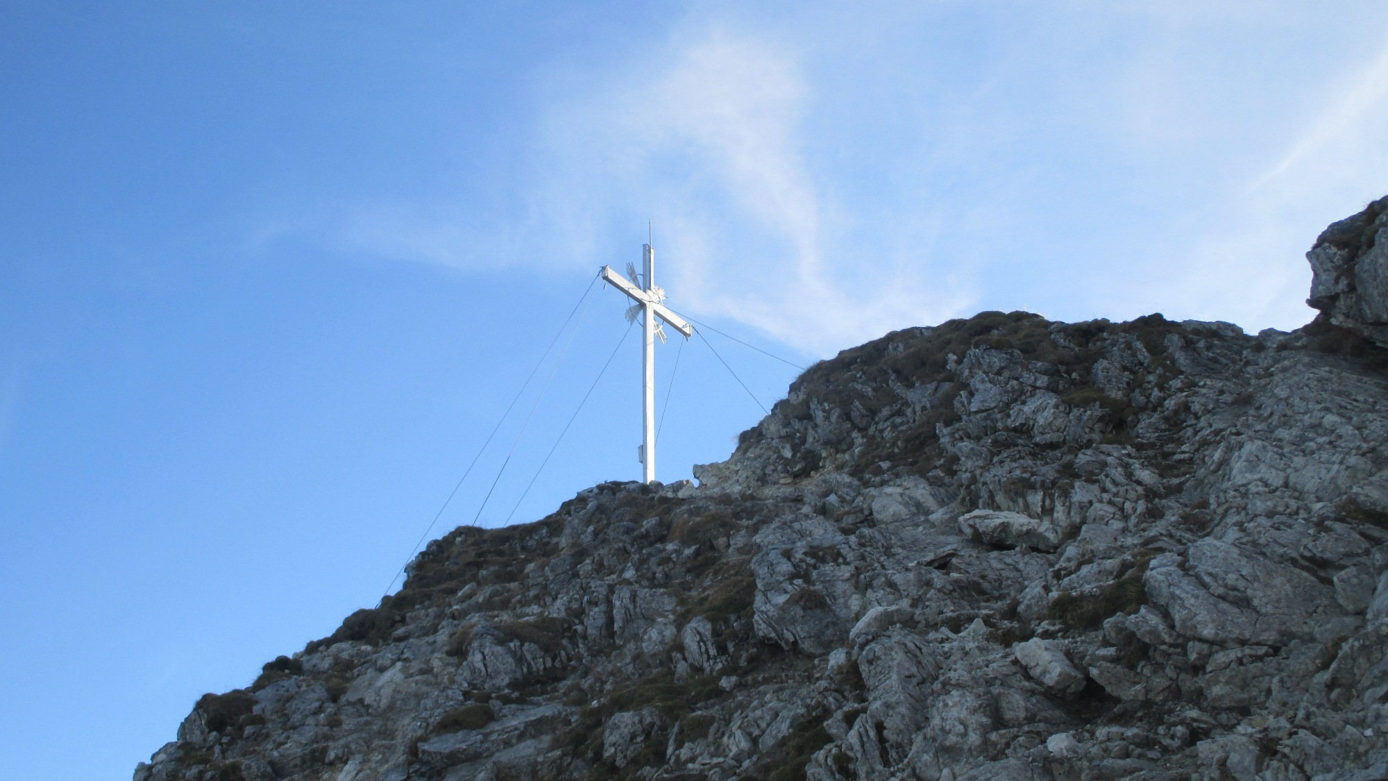 Das Gipfelkreuz der Kramerspitze.