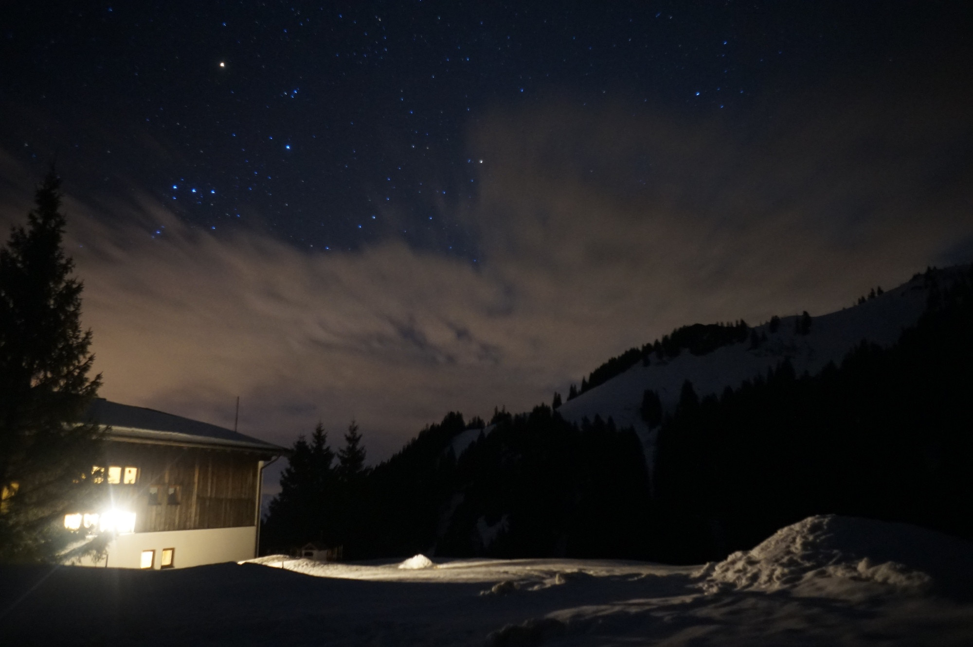 Die Priener Hütte am Geigelstein bei Nacht.