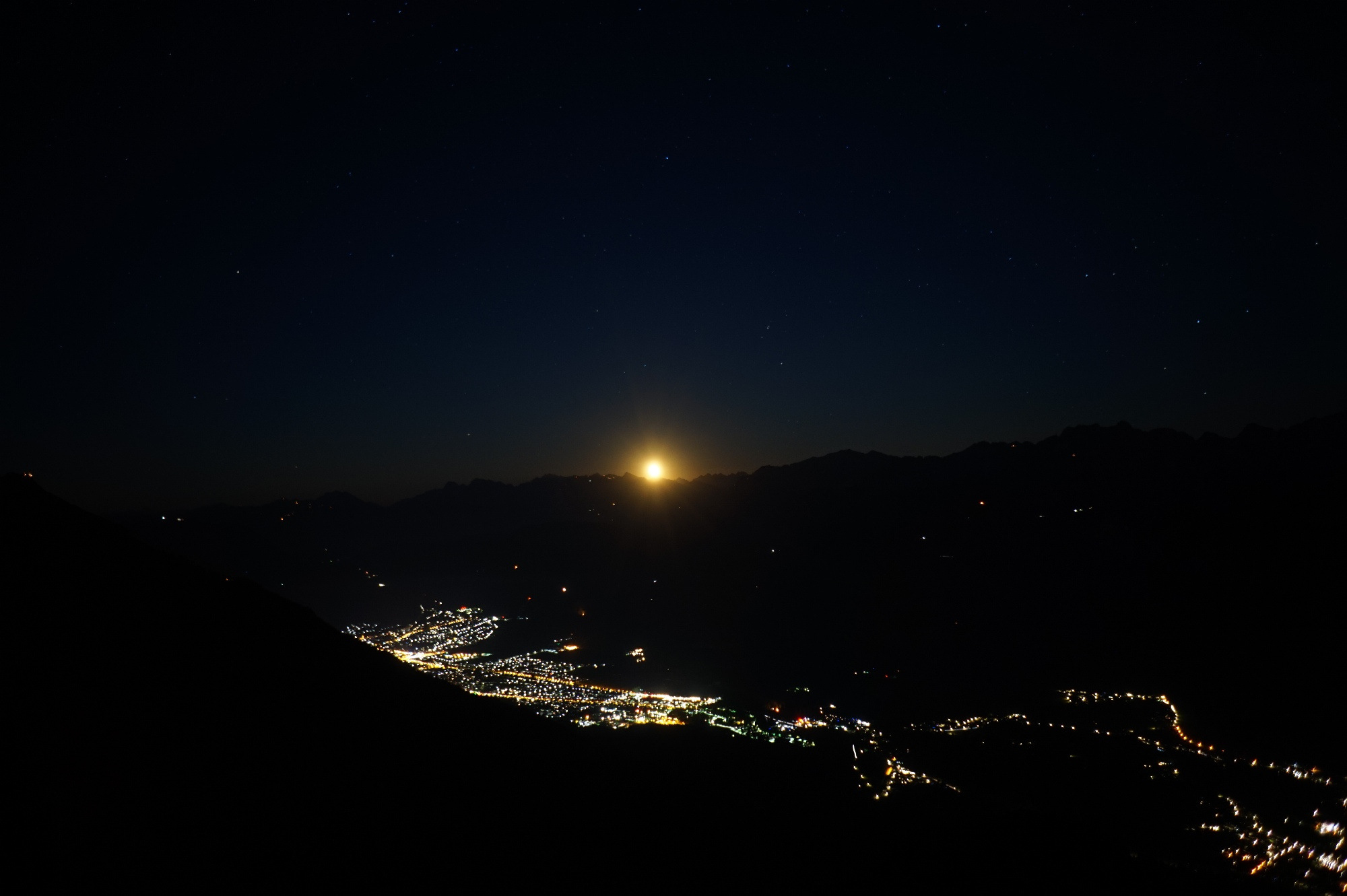 Der Mondaufgang über Garmisch-Partenkirchen.