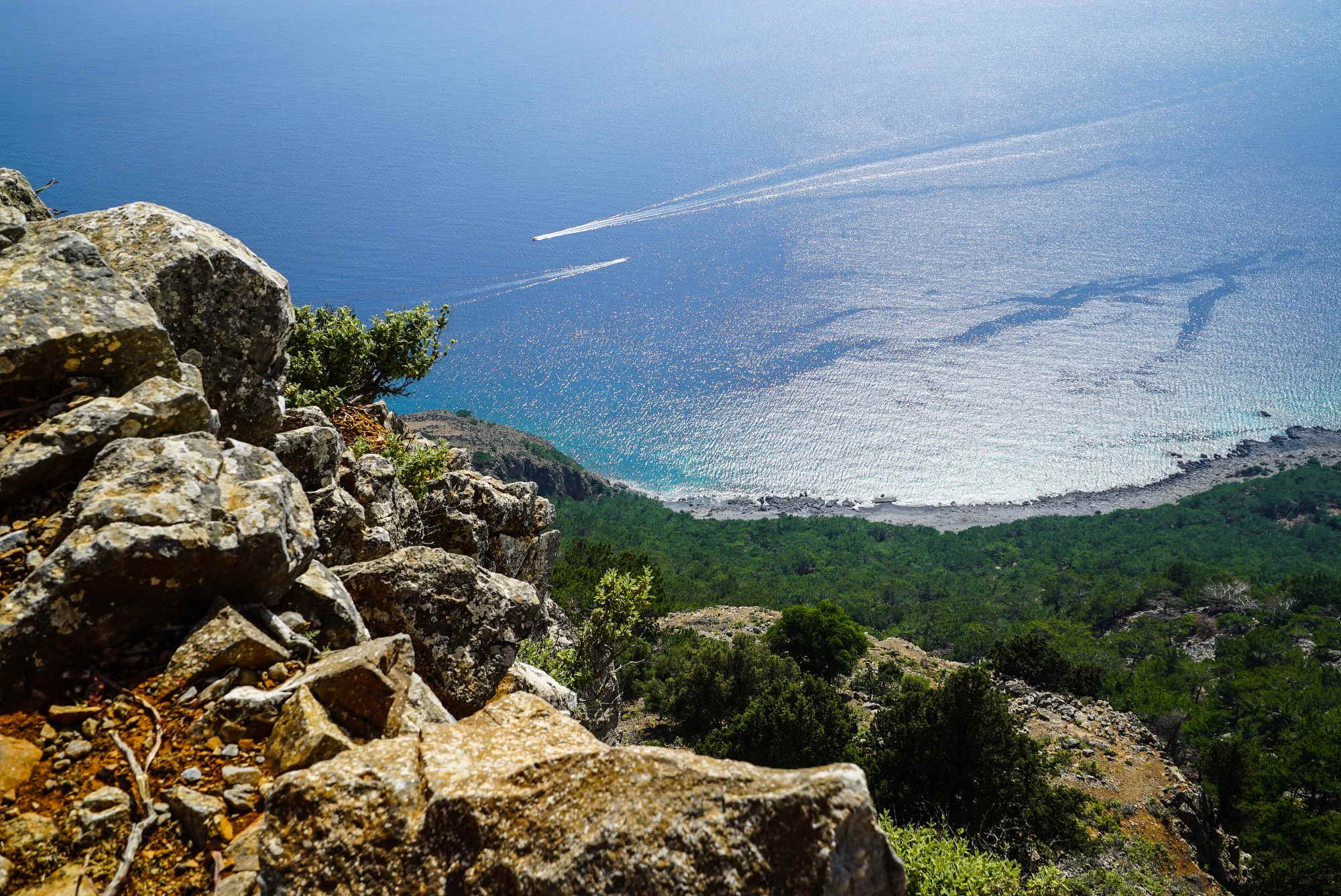 Der Blick von den Klippen auf die Bucht von Agios Pavlos auf Kreta.