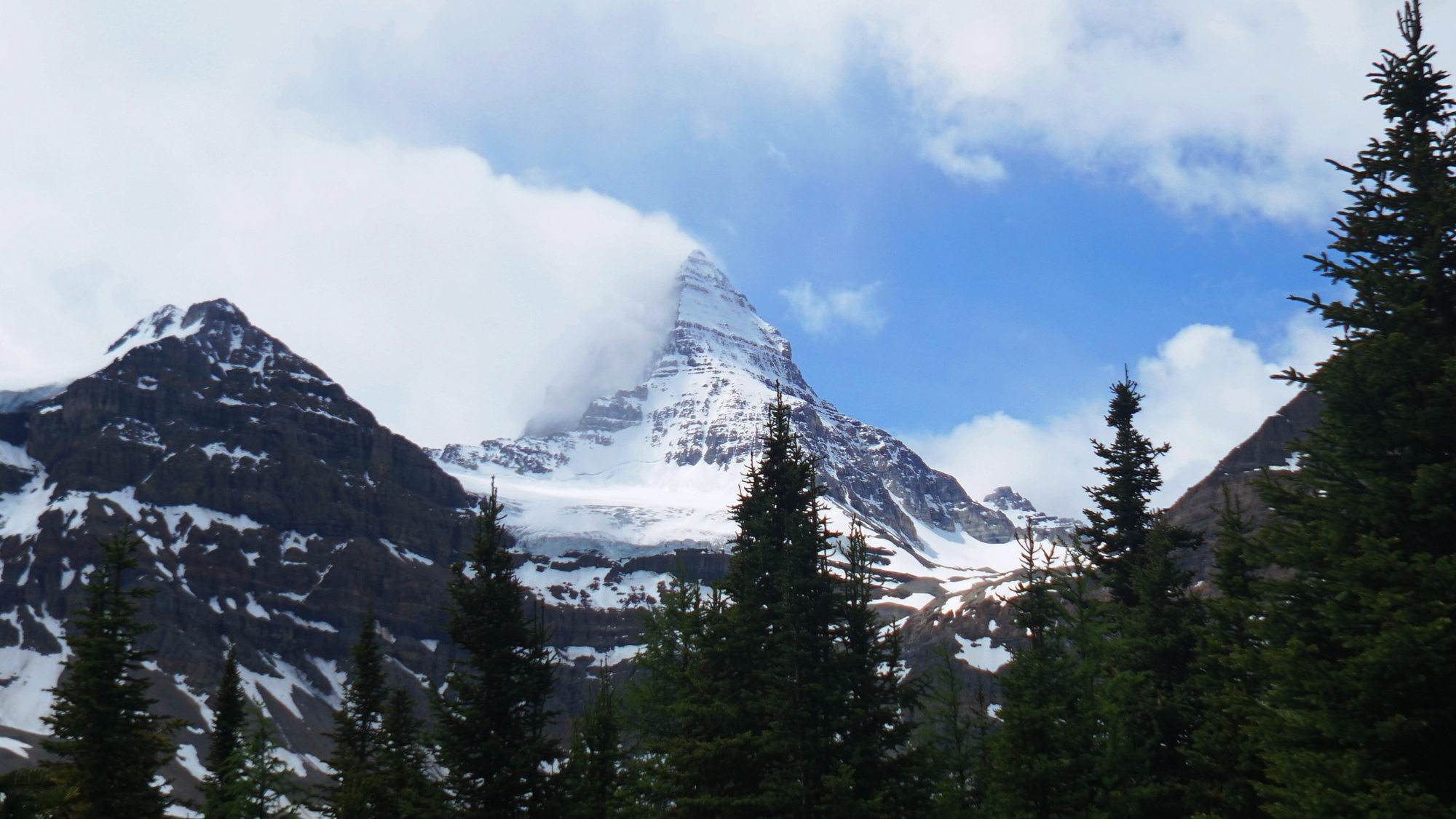 Der Mount Assiniboine mit seiner berüchtigten Wolkenfahne.