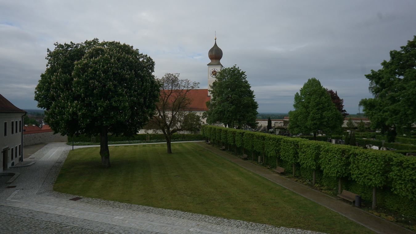 Der Innenhof der Burg Vohburg mit der Kirche St. Peter.