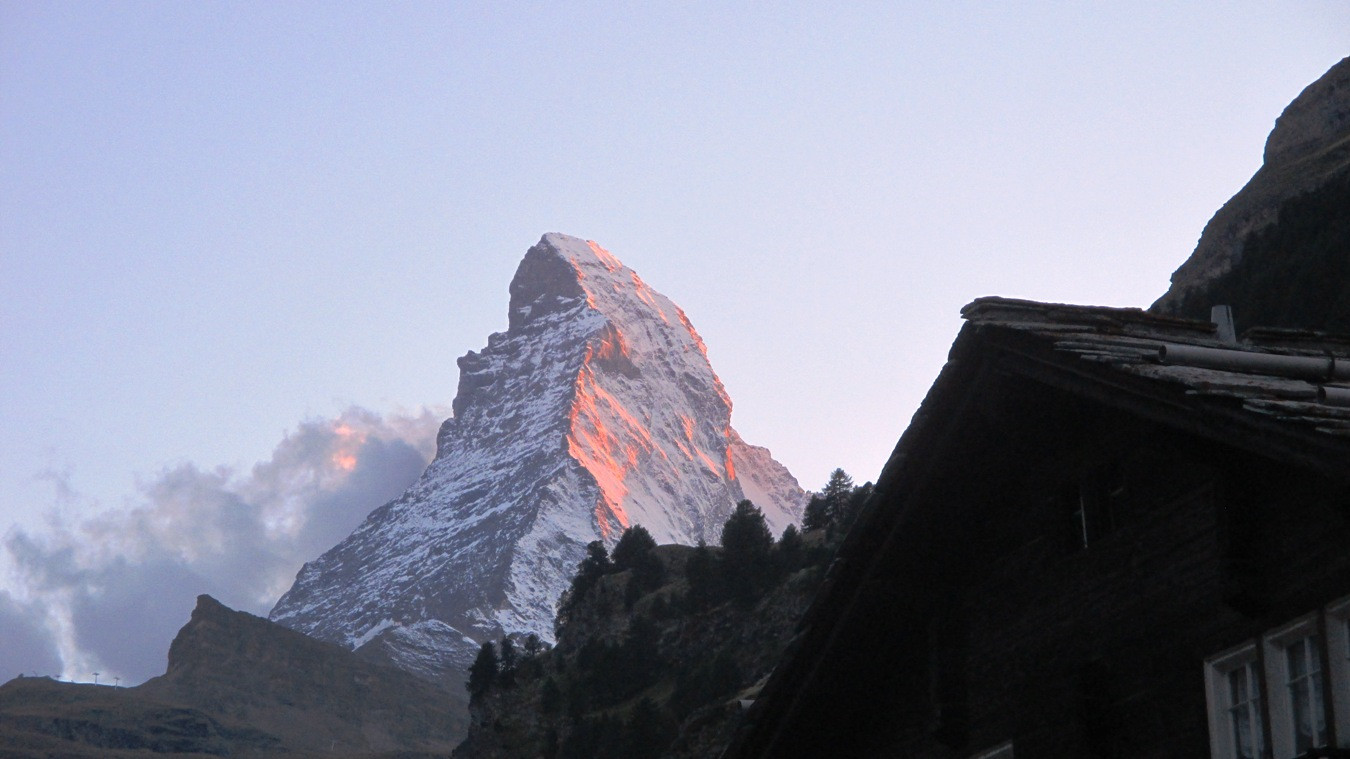 Alpenglühen am Matterhorn bei Zermatt.